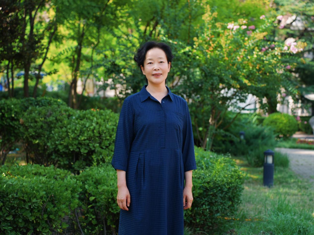 魏梅，博士，教授，硕士生导师，英国剑桥大学现代和中古语言学系访问学者，全国研究生教育评估监测专家库专家，参加“国家线上线下混合式一流课程”语言学教学团队。主要研究领域为应用语言学，研究兴趣包括：二语习得、外语教育、对外翻译的接受与传播。
